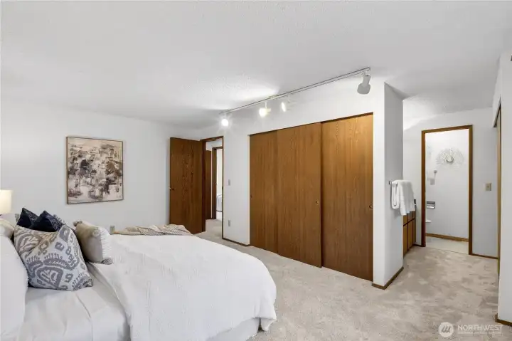 Ensuite Bath & Extra Storage