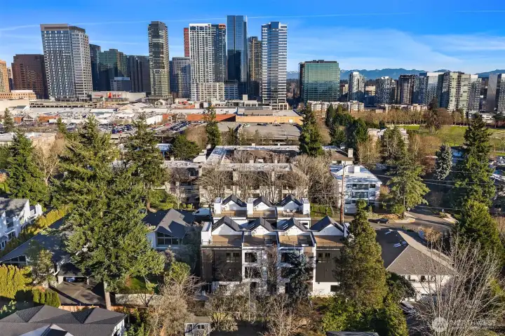 Live effortlessly in the heart of Bellevue, w world-class dining, shopping, & cultural experiences right outside your door.