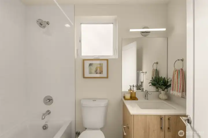 Upper level full bath.