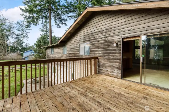 Let's head back inside to take a look at the kitchen area.