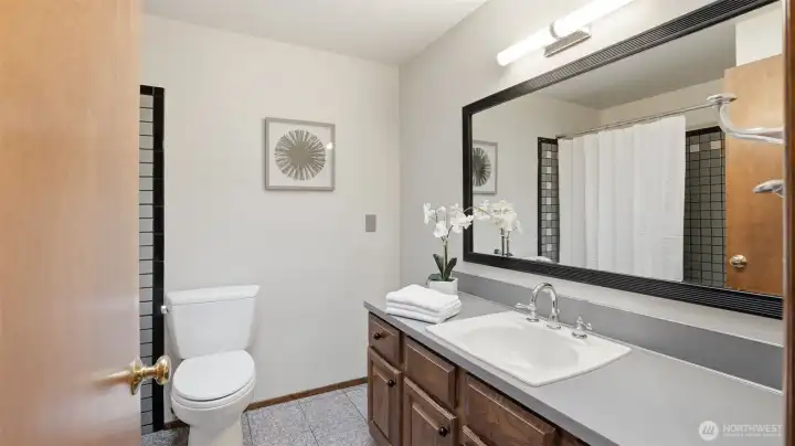 Full bathroom serving the main floor bedrooms.