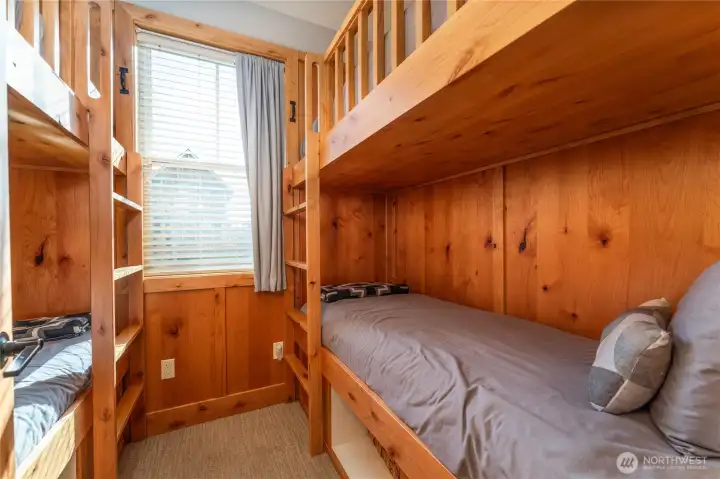 Bunk room in basement - sleeps 4!