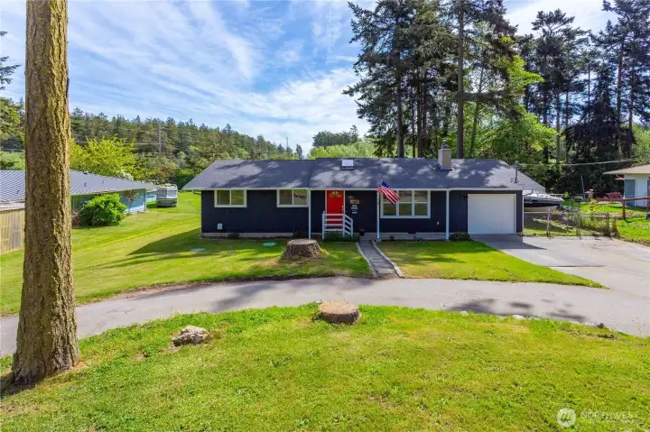 Front of home & driveway/parking area with attached garage
