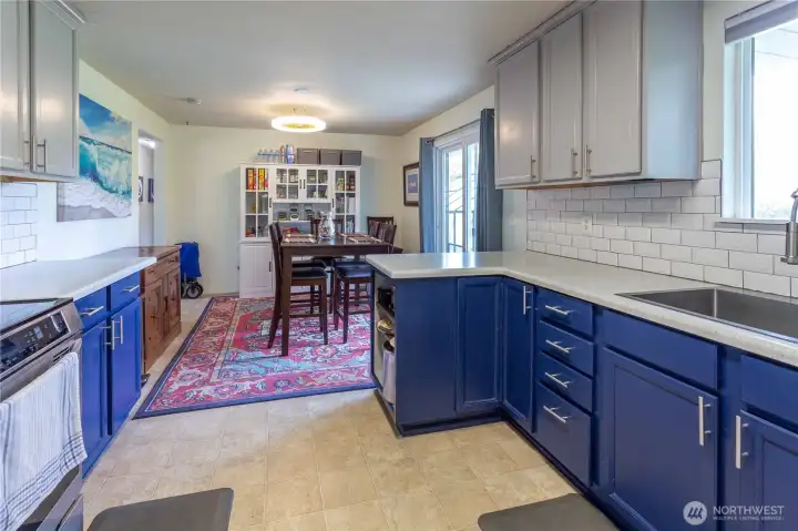 Kitchen & dining area