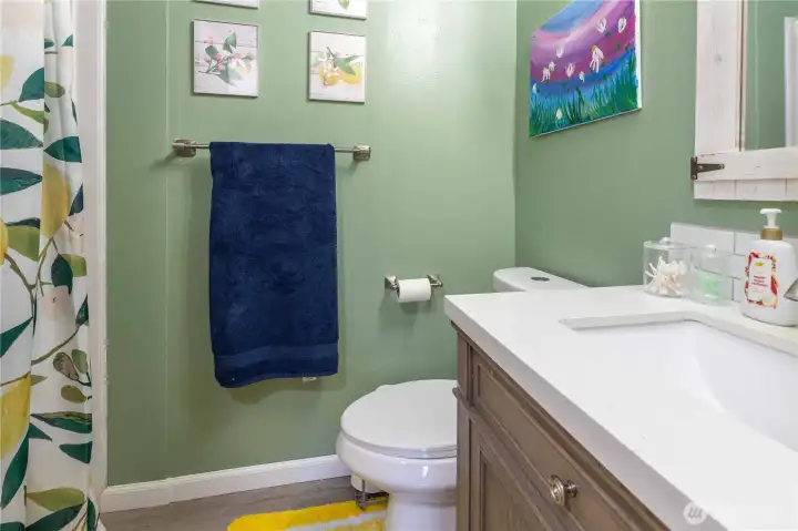 Main Bath with shower/tub combo