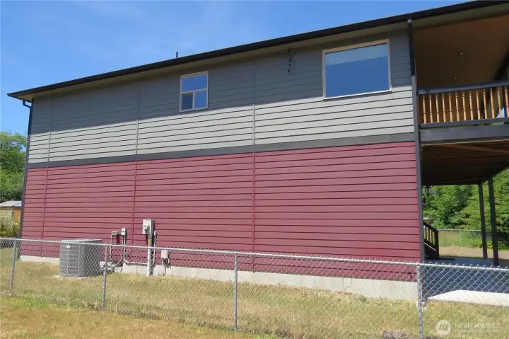 Outside there is a heat pump to keep the home waarm during winter and cool during warm weather! Outside there is a heat pump to keep the home waarm during winter and cool during warm weather!