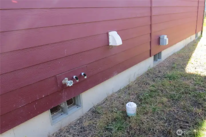 On the opposite side of the home there are coplete utility hook-ups for an RV On the opposite side of the home there are coplete utility hook-ups for an RV