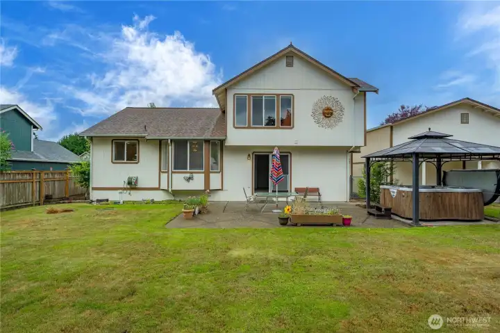 Fully fenced backyard and sought offer space! Fully fenced backyard and sought offer space!
