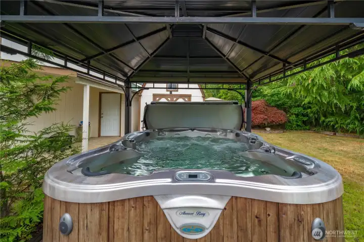 Hot tub stays + a gazebop covering it! Hot tub stays + a gazebop covering it!