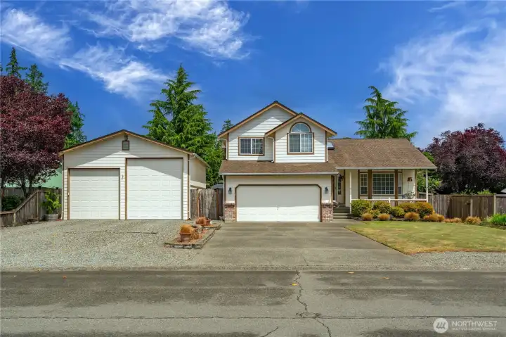 Enjoy AMPLE driveway space! Enjoy AMPLE driveway space!
