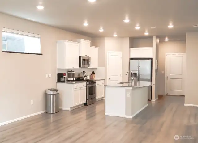 Open kitchen layout, step-in pantry, garage access