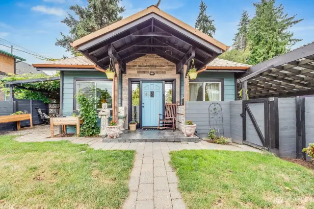 Custom Color Metal Roof, Private Garden! Fantastic Location near Downtown, SeaTac and Highways! 1 Block from River and Park!