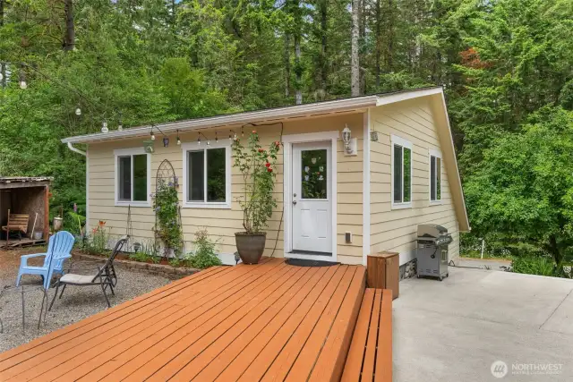 Deck leads to HUGE bonus studio above garage