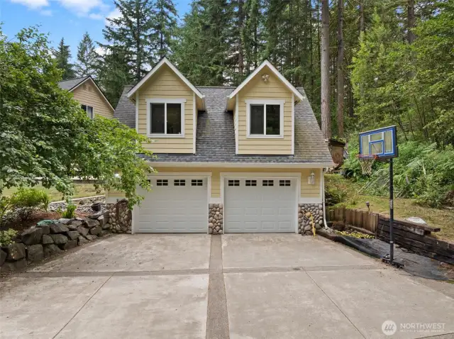 Huge, extra deep garage with so much parking!