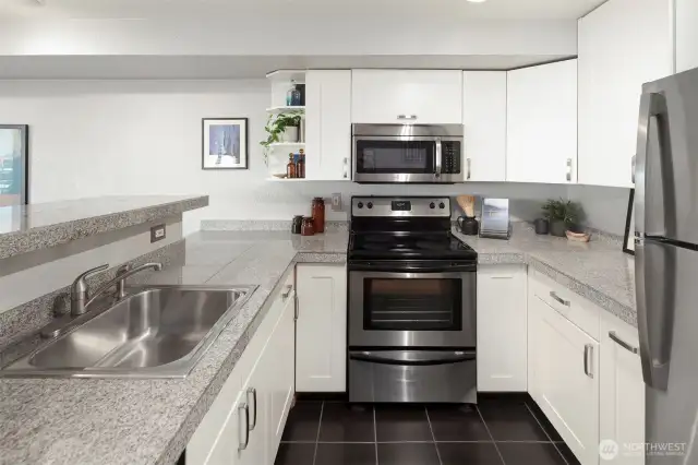 Fantastic kitchen with plenty of space and stainless appliances. Glorious!