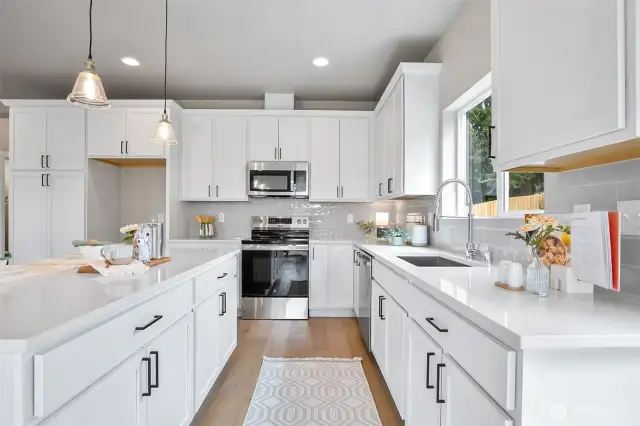 Photographs are for illustrative purposes only. Features, finishes, interior/exterior colors, landscaping and floorplan shown may vary from actual homes built.