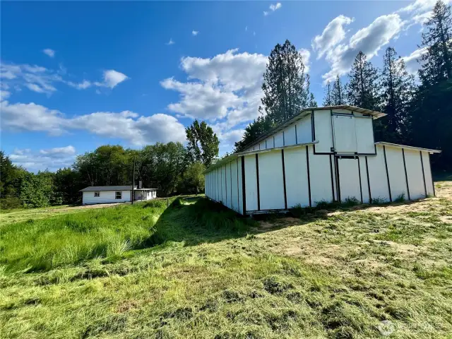 A picture-perfect view of your hobby farm dream—barn up front, cozy home tucked behind.
