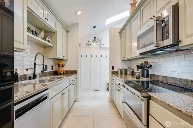 Updated kitchen with everything you need.