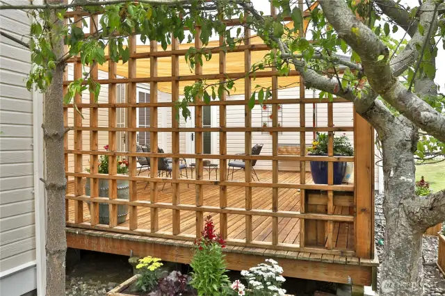 Second outdoor private entertaining deck