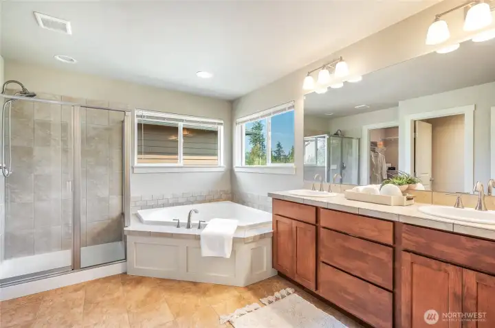 Luxurious 5-piece ensuite bathroom.