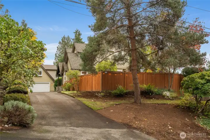 Private Corner Lot