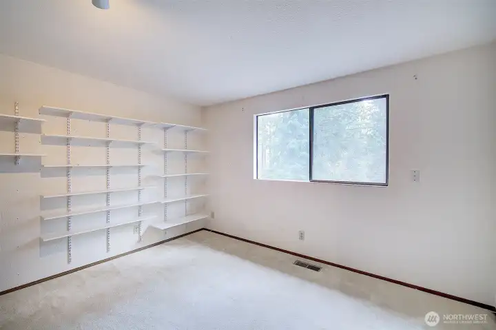 Second bedroom, ready for your library!