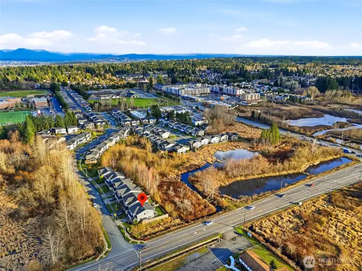 Welcome to this highly desired neighborhood just steps from restaurants, shops, and other conveniences.