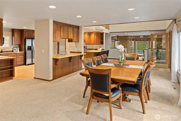 Spacious Dining room w/gas fireplace