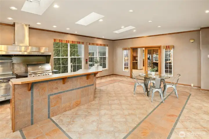 w/commercial grade ventilation and gas stove/oven