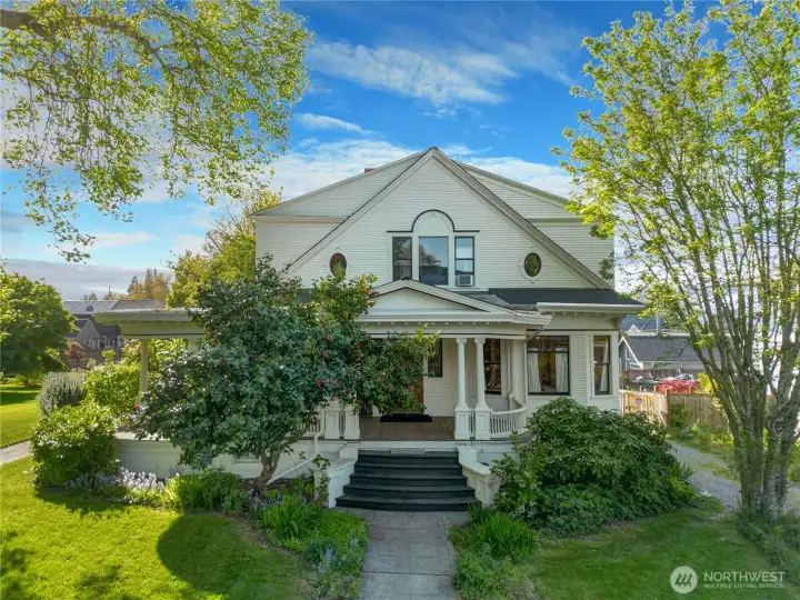 This 4-plex offers the opportunity to live in a beautiful, historic home while building equity through rental income. Live in the spacious, main floor apartment and put down roots in one of the country's largest historic districts right here in North Tacoma.
