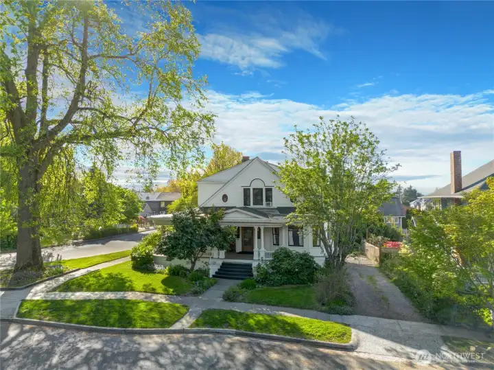 This home was built in 1905 by the brothers Daniel and Ernest Cornell. Daniel and his family lived at 1021. The Cornell brothers operated a large construction firm and also built First Presbyterian Church in Stadium and Tacoma’s iconic Elks Club, now the McMenamins Elks Temple Hotel!