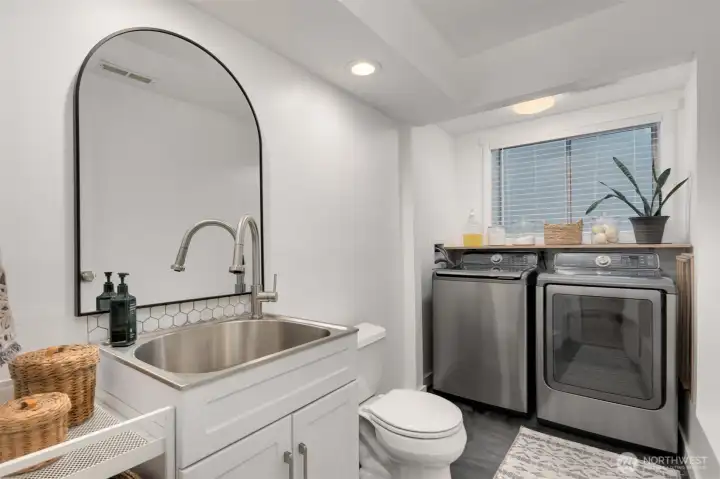 Lower level 1/2 bath & laundry