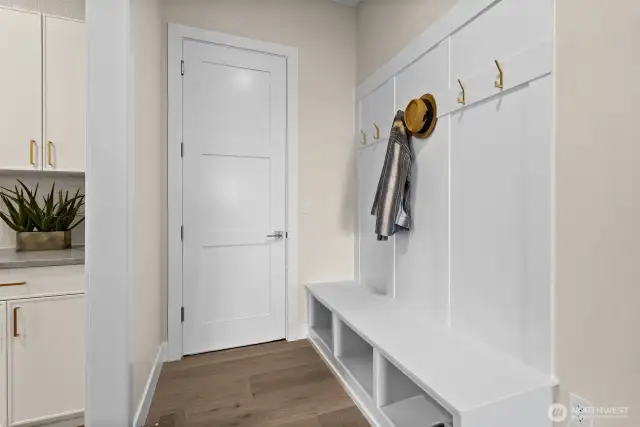 Unload with ease as you step in from the garage, utilizing the built-in bench with hooks—perfect for storing coats, bags, and shoes.