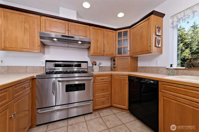 Really great oven!  Gas cooking burners on top, with TWO electric ovens below!