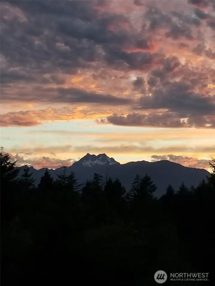 Breathtaking Olympic Mountain Sunsets Await!