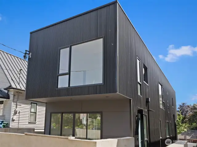 Welcome Home!   Oversized Slider With Large Patio!