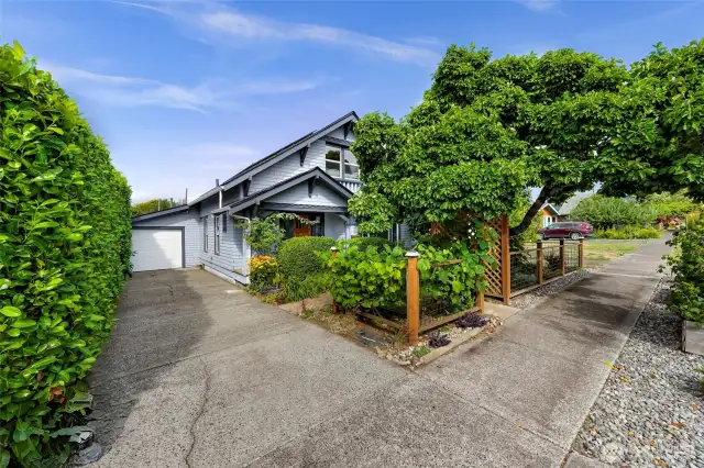 Lots of parking space in long driveway