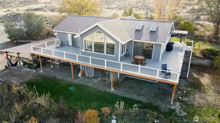 Minutes from Tonasket, this private residence is conveniently located and beautifully designed.