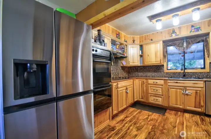 More of this amazing kitchen with stainless practically new appliances that come with the house!
