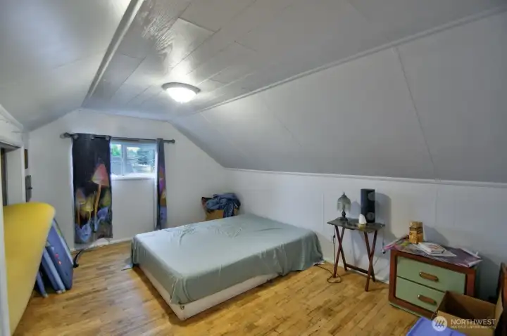 2 very nice upstairs rooms for mixed use.