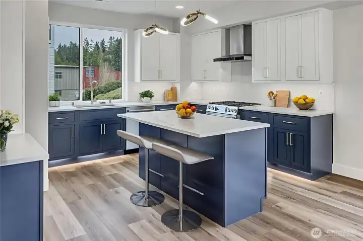 Kitchen with breakfast bar and gas cooktop
