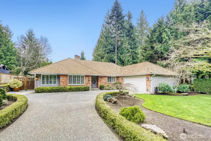 Wonderful brick rambler situated on quiet street in Vine Maple division of Mill Creek.