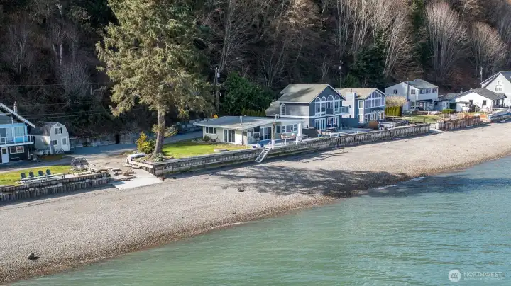 One level cabin with bulkhead & private boat launch. Retractable stairs down to the beach. Incredible views of the Cascade Mountains & sunrises!