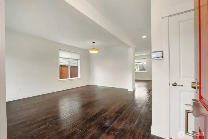 Open dining area off the entry