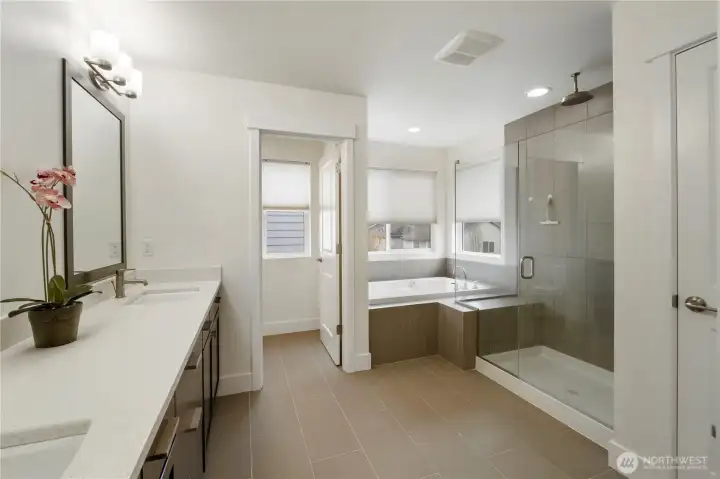 Luxurious 5-piece ensuite bath