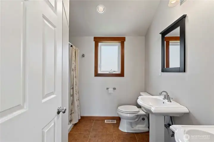Primary en-suite bathroom