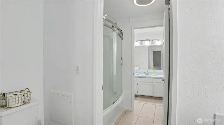 Jack and Jill bath