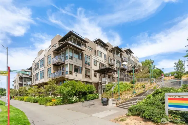 The Regata is literally across the street from Gas Works Park, and on the Burke-Gilman Trail! Fremont and Wallingford are short strolls away. The Regata is literally across the street from Gas Works Park, and on the Burke-Gilman Trail! Fremont and Wallingford are short strolls away.