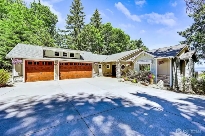 You have to love classic craftsman look, yet have all modern amenities;