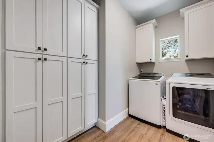 The utility room also has extensive additional storage, who does not love that.